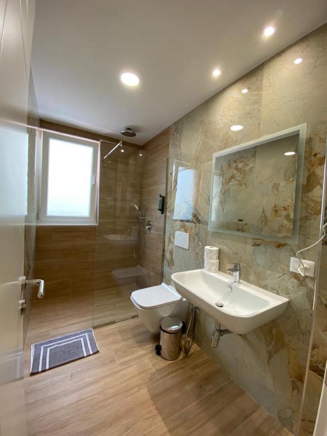 Milenium Hotel Shëngjin Екстериор снимка